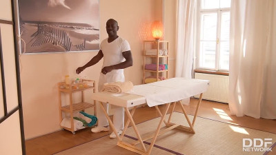 Masseur analyzing a stressed out mommy