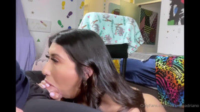 Mexicana poniendo a prueba su garganta