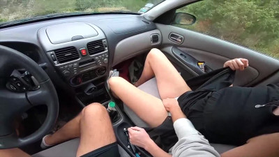 On baise dans la voiture en public au bord de la route