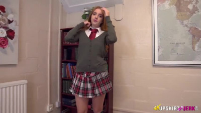 Sexy colegiala pelirroja británica se desnuda ante el profe