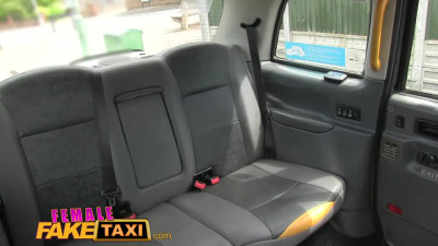 Taxista británica tiene sexo duro con cliente negro