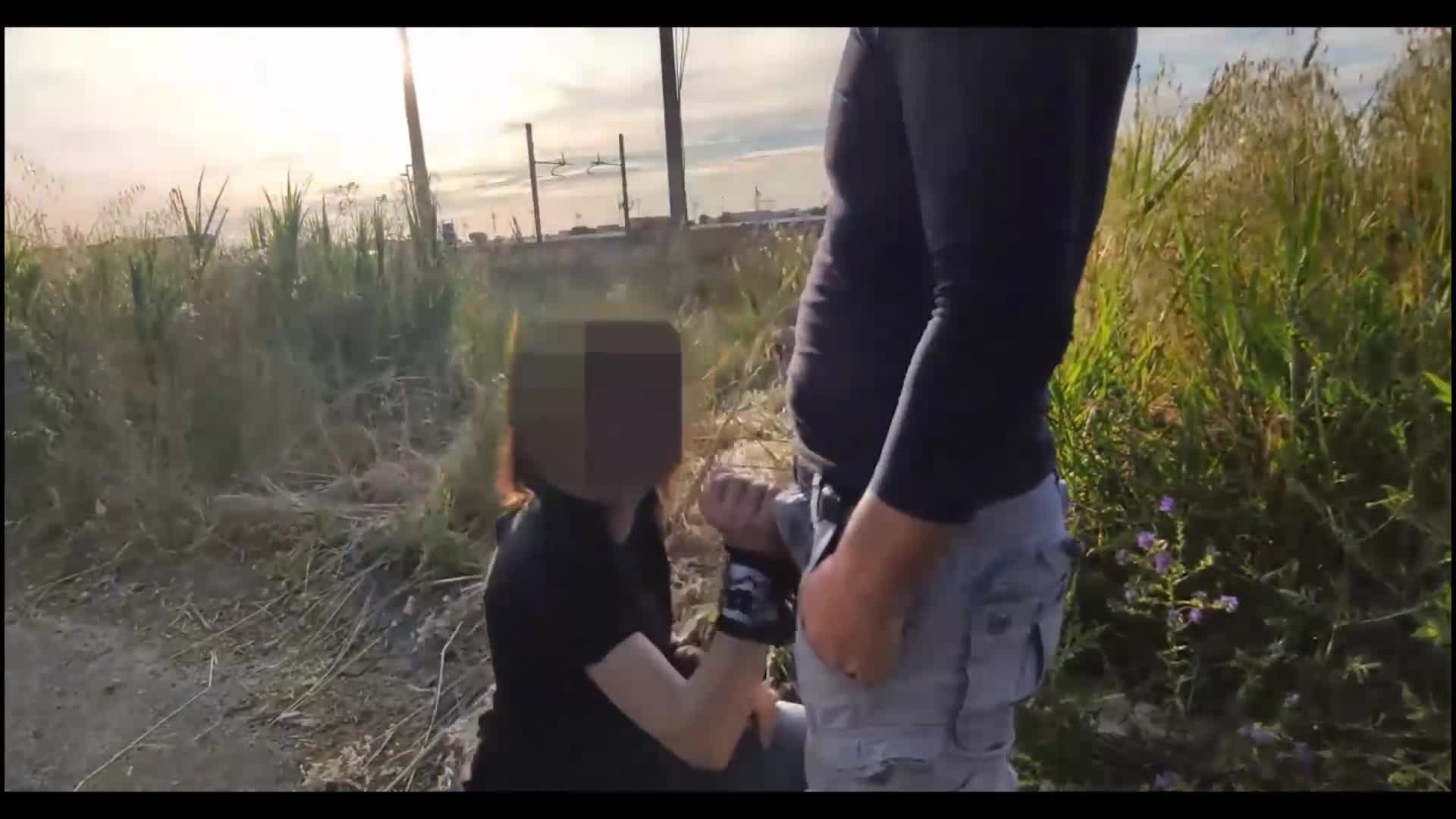 Watch Une inconnu me masturbe en pleine nature dans le parc Porn Video - ePornSup.