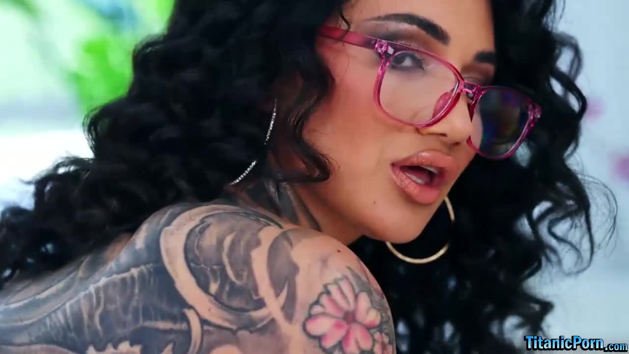 Watch Arabelle Raphael In Glasses Blowbangs Black & White Cocks Porn Video - ePornSup.