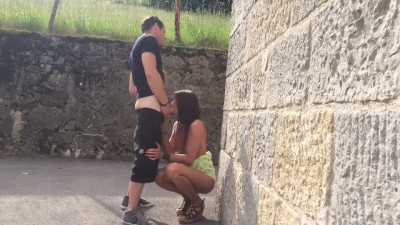 Cette coiffeuse brunette suce derrière son travail