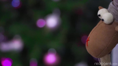 Intercambio de parejas frente al árbol de navidad