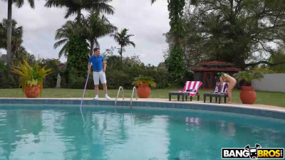 Mexicana húmeda folla al chico de la piscina