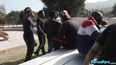 Angry Housewife Cindy Crawford Meets A Gang Of BBCs In The Park