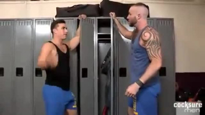 2 buddies fuck in a locker