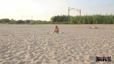 Italiana follando en una playa de Barcelona