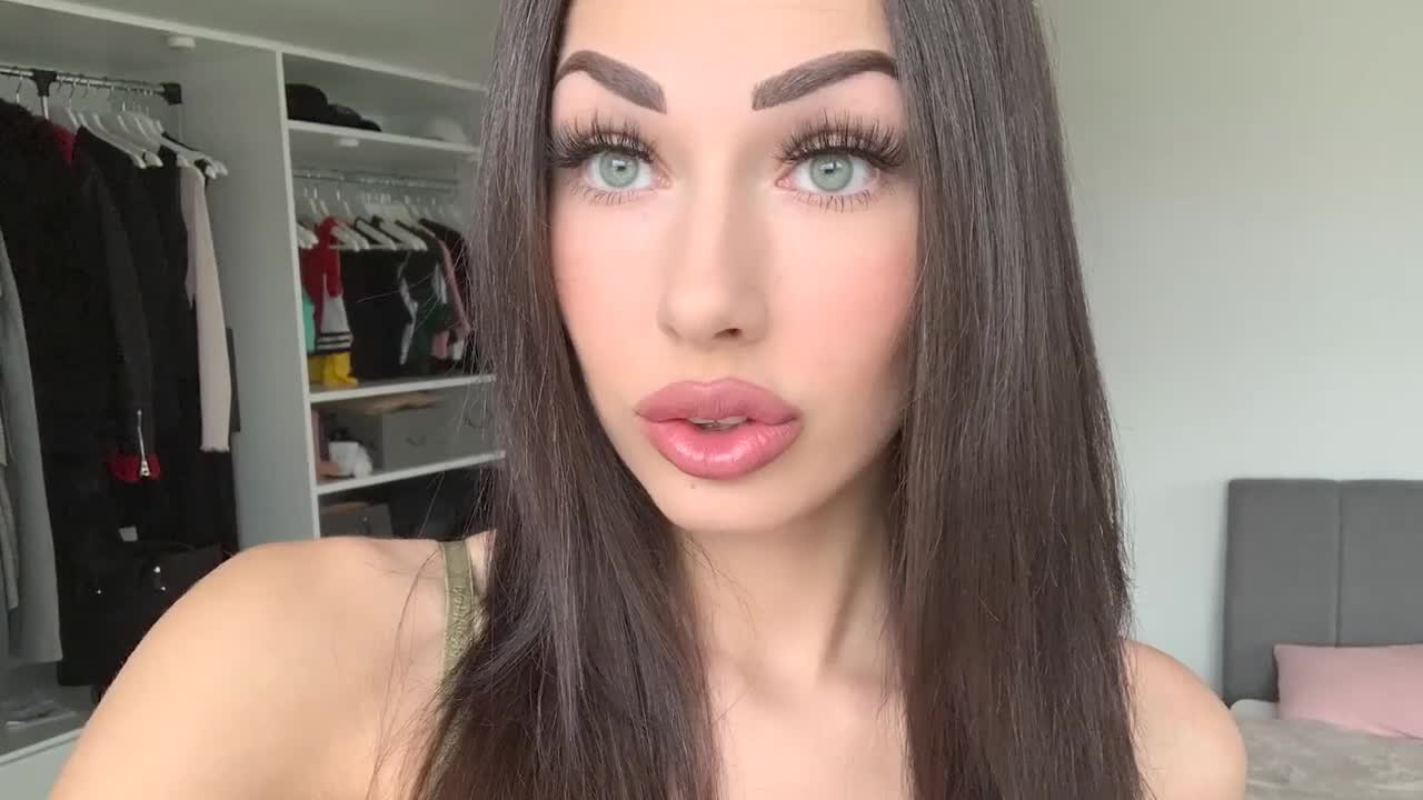 Watch Using her girlfriend&#39;s mouth as a pussy Porn Video - ePornSup.