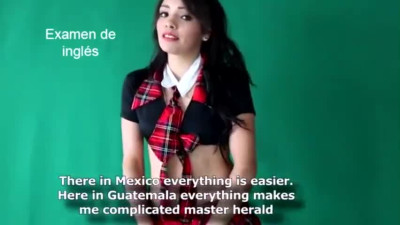 Colegiala mexicana hace un striptease para su profesor